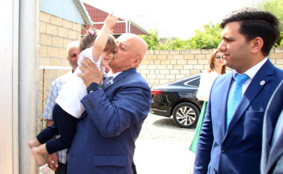 Rayon İcra Hakimiyyətinin başçısı Rafil Hüseynov şəhid ailələrini ziyarət edib.