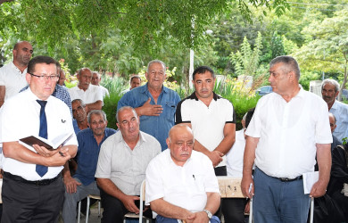 Ağcabədi Rayon İcra Hakimiyyətinin başçısı Rafil Hüseynov Yuxarı Qiyaməddinli kəndində səyyar qəbul-görüş keçirib