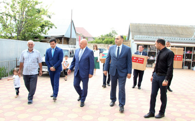 Rayon İcra Hakimiyyətinin başçısı Rafil Hüseynov şəhid ailələrini ziyarət edib.