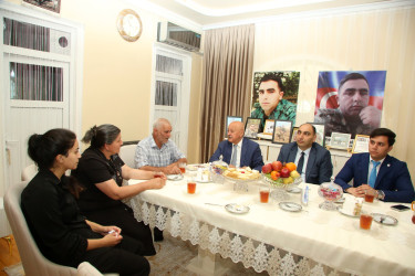 Rayon İcra Hakimiyyətinin başçısı Rafil Hüseynov şəhid ailələrini ziyarət edib.