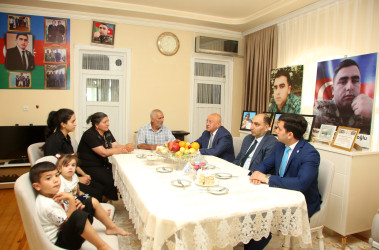Rayon İcra Hakimiyyətinin başçısı Rafil Hüseynov şəhid ailələrini ziyarət edib.