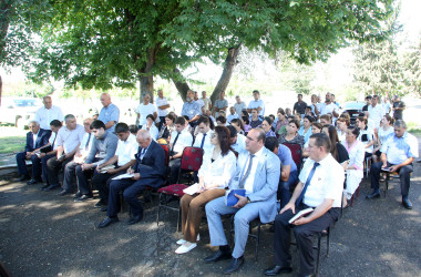 Ağcabədi Rayon İcra Hakimiyyətinin başçısı Rafil Hüseynovun səyyar qəbul-görüşü Nəcəfqulubəyli kəndində keçirilmişdir