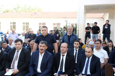 Ağcabədi Rayon İcra Hakimiyyətinin başçısı Rafil Hüseynov Minaxorlu kəndində sakinlərlə səyyar qəbul-görüş keçirib.
