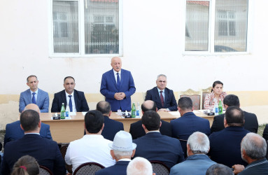 Ağcabədi Rayon İcra Hakimiyyətinin başçısı Rafil Hüseynov Minaxorlu kəndində sakinlərlə səyyar qəbul-görüş keçirib.