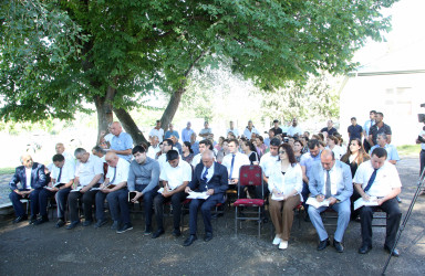 Ağcabədi Rayon İcra Hakimiyyətinin başçısı Rafil Hüseynovun səyyar qəbul-görüşü Nəcəfqulubəyli kəndində keçirilmişdir