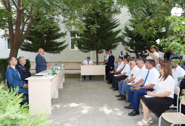 Ağcabədi Rayon İcra Hakimiyyətinin başçısı Rafil Hüseynov Yuxarı Qiyaməddinli kəndində səyyar qəbul-görüş keçirib