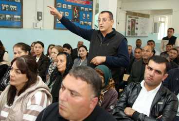 Ağcabədi Rayon İcra Hakimiyyətinin başçısı Rafil Hüseynov Kəhrizli kəndində sakinlərlə səyyar qəbul-görüş keçirib.