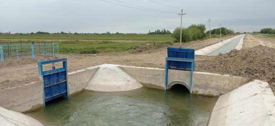 Ağcabədidə uzunluğu 9 kilometr olan suvarma kanalı beton üzlüyə alınıb