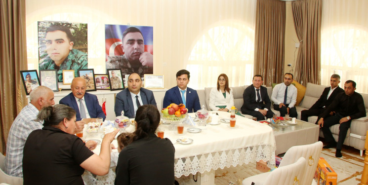 Rayon İcra Hakimiyyətinin başçısı Rafil Hüseynov şəhid ailələrini ziyarət edib.