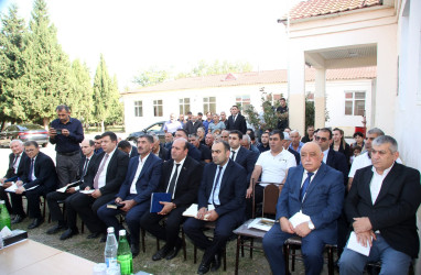 Ağcabədi Rayon İcra Hakimiyyətinin başçısı Rafil Hüseynov Minaxorlu kəndində sakinlərlə səyyar qəbul-görüş keçirib.