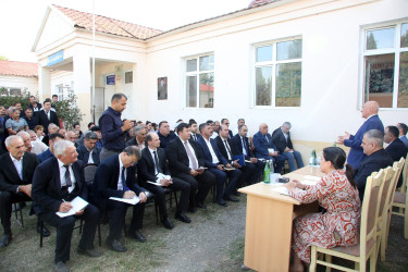 Ağcabədi Rayon İcra Hakimiyyətinin başçısı Rafil Hüseynov Minaxorlu kəndində sakinlərlə səyyar qəbul-görüş keçirib.