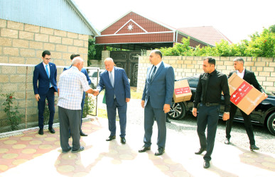 Rayon İcra Hakimiyyətinin başçısı Rafil Hüseynov şəhid ailələrini ziyarət edib.